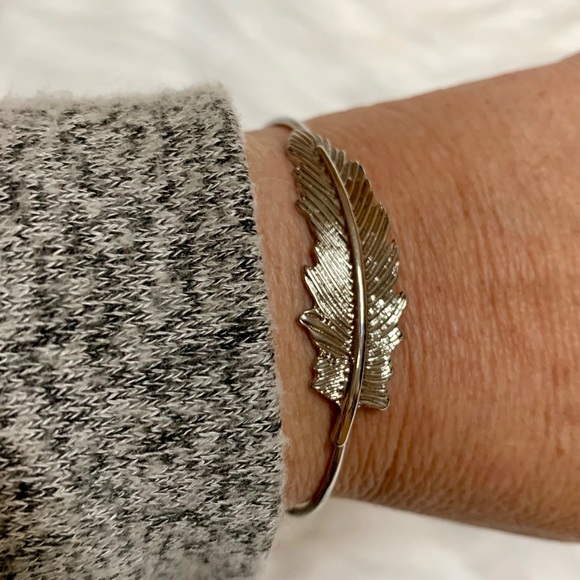 SILVER TONE SLIP-ON FEATHER TOPPED BANGLE NWT - Picture 2 of 8